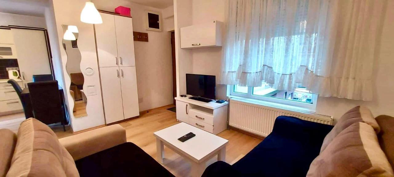 פרישטינה Bright & Lovely Apartment In The City Center מראה חיצוני תמונה