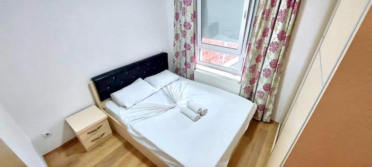 פרישטינה Bright & Lovely Apartment In The City Center מראה חיצוני תמונה