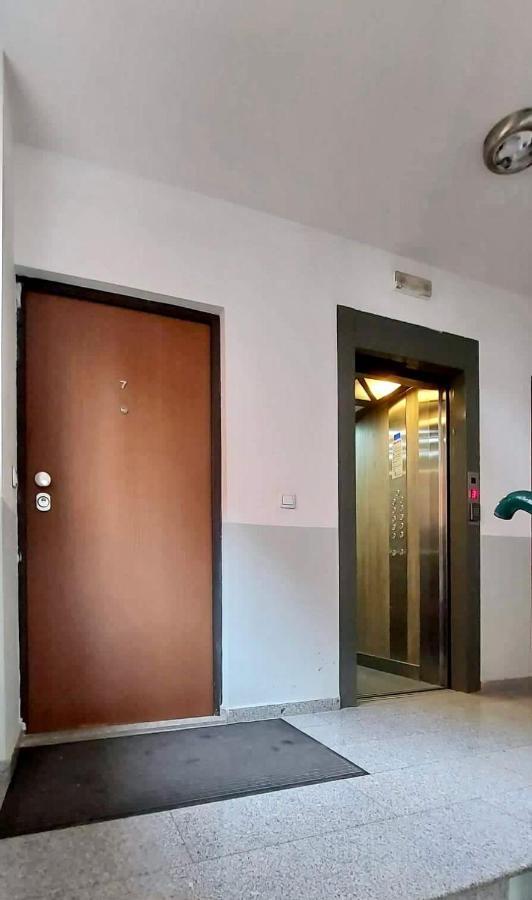 פרישטינה Bright & Lovely Apartment In The City Center מראה חיצוני תמונה