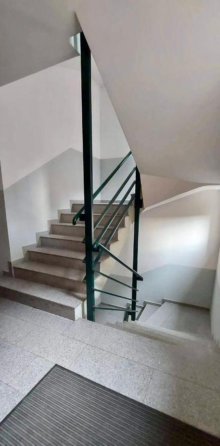 פרישטינה Bright & Lovely Apartment In The City Center מראה חיצוני תמונה